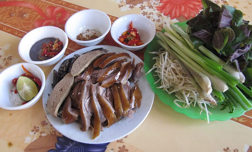 menu thịt chó luộc chấm mắm tôm